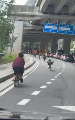 顽童组“蚊型脚车党”在繁忙公路上玩命飞驰 网民怒斥:这简直是公路定时炸弹!