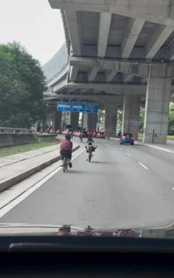 顽童组“蚊型脚车党”在繁忙公路上玩命飞驰 网民怒斥:这简直是公路定时炸弹!