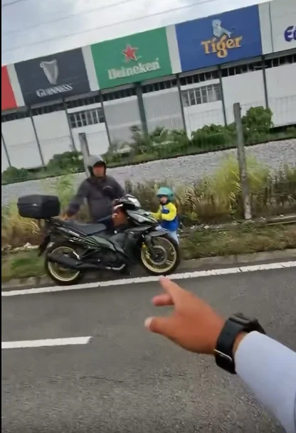 骑士大道旁没油束手无策 暖心交警伸出“铁脚”推车解困