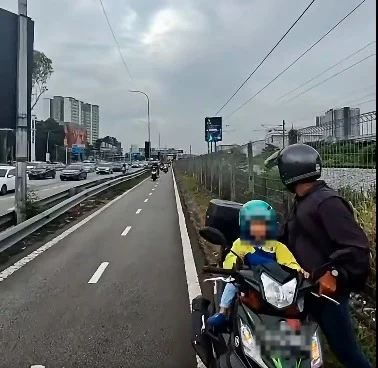 骑士大道旁没油束手无策 暖心交警伸出“铁脚”推车解困