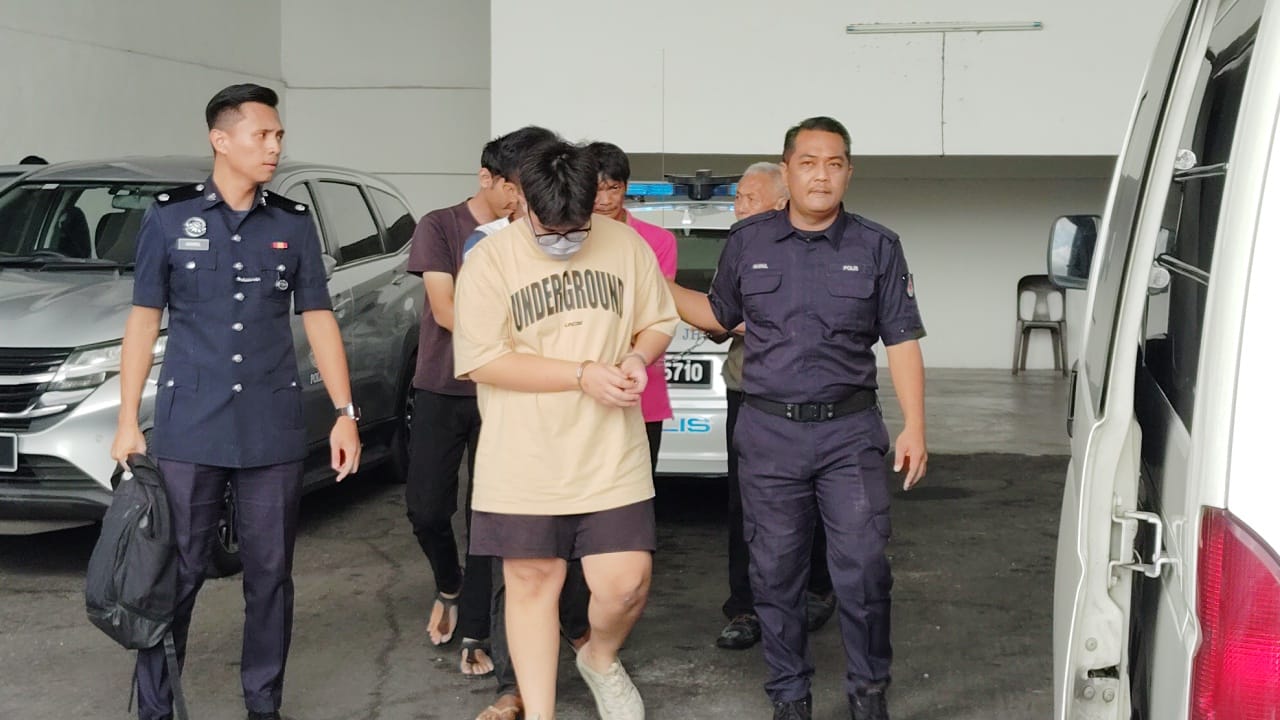 (已签发)全国:新邦令金5死车祸丨嫌犯押往麻坡法庭 获准再延扣2日