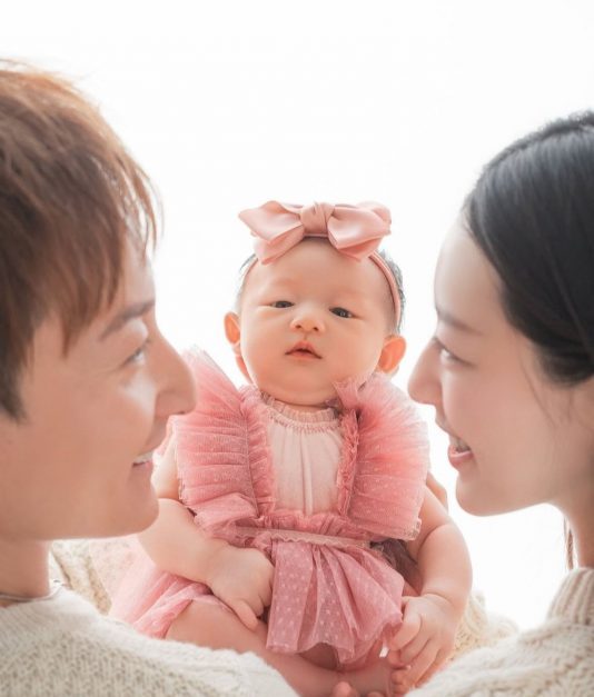 (明8am)经典情歌变参战马名 方力申邓丽欣马场“对决”