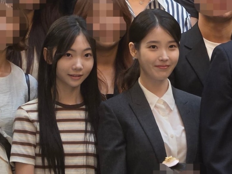 IU现身保镳婚礼唱祝歌 抽中这礼物网呼:可挡煞