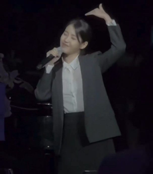IU现身保镳婚礼唱祝歌 抽中这礼物网呼:可挡煞