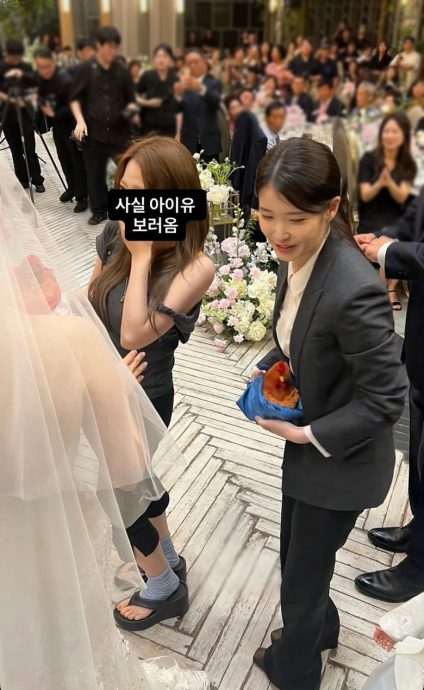 IU现身保镳婚礼唱祝歌 抽中这礼物网呼:可挡煞