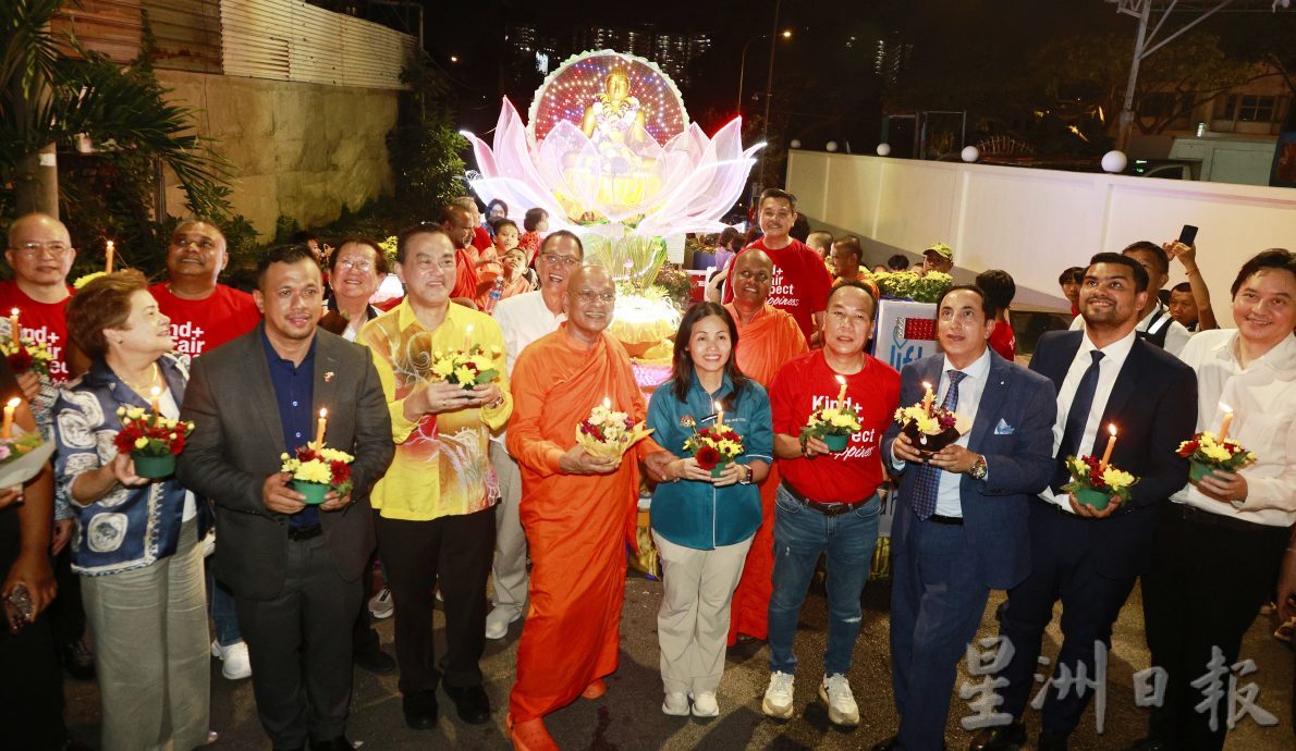 张念群出席慈爱福利中心卫塞节庆典及花车游行