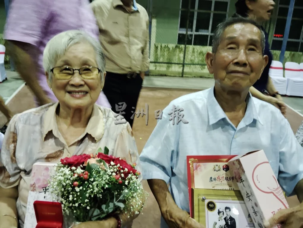 暖势力/风雨同行携手半世纪 致敬表扬 6对金婚夫妻