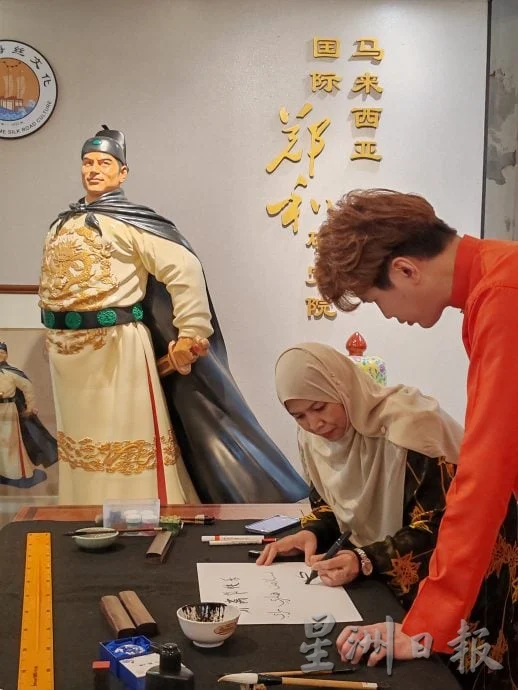 《我们》墨香与线条之间 中文书法与爪夷文书法共谱文化交流篇章