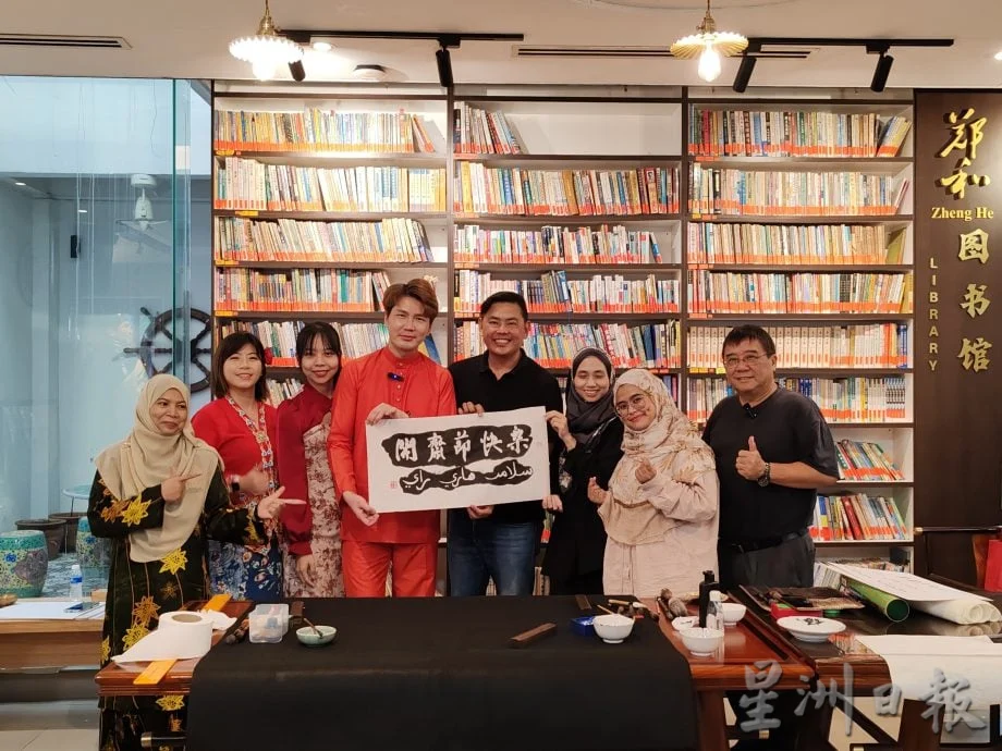 《我们》墨香与线条之间 中文书法与爪夷文书法共谱文化交流篇章