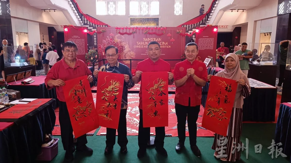 《我们》墨香与线条之间 中文书法与爪夷文书法共谱文化交流篇章