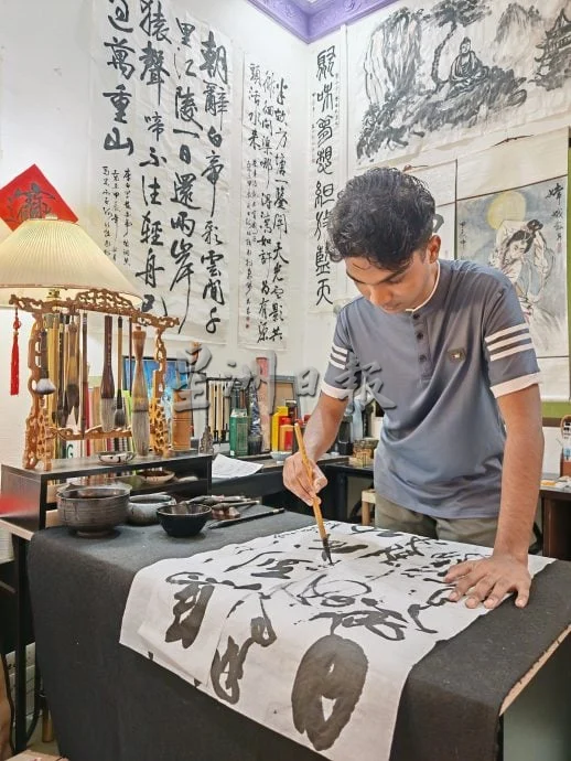 【我们】从中文字里找到人生方向 印裔青年阿比拉挥毫写出跨族群梦想