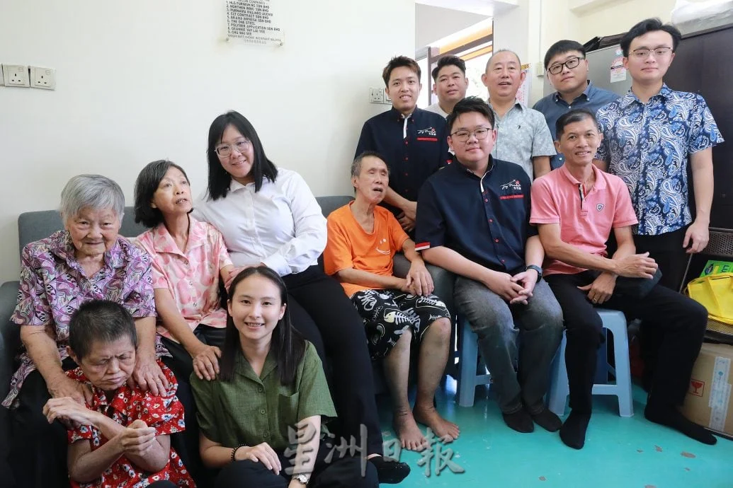 (暖势力)帮98岁老妪为残屋洗刷刷