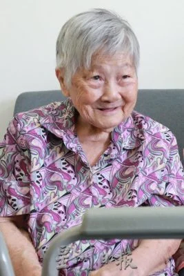 (暖势力)帮98岁老妪为残屋洗刷刷