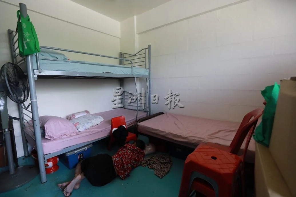 (暖势力)帮98岁老妪为残屋洗刷刷
