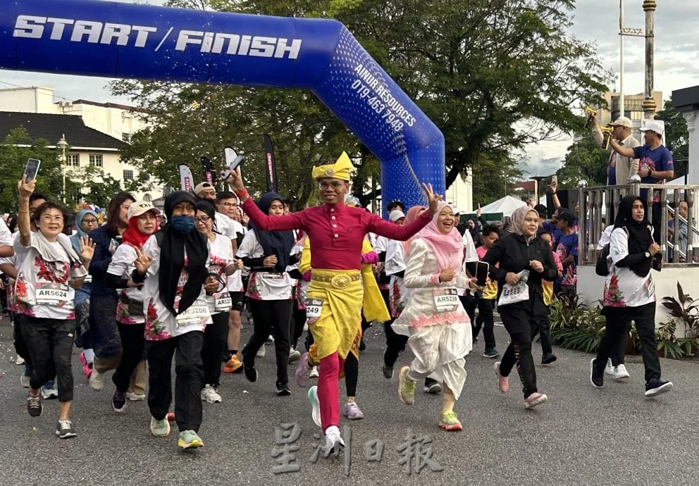 大都会★7月1日见报∕星角摄|传统服饰配跑鞋 遗产跑竞速也斗艳