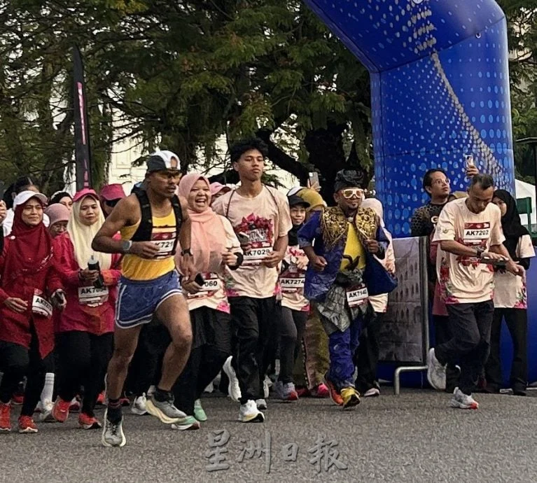 大都会★7月1日见报∕星角摄|传统服饰配跑鞋 遗产跑竞速也斗艳