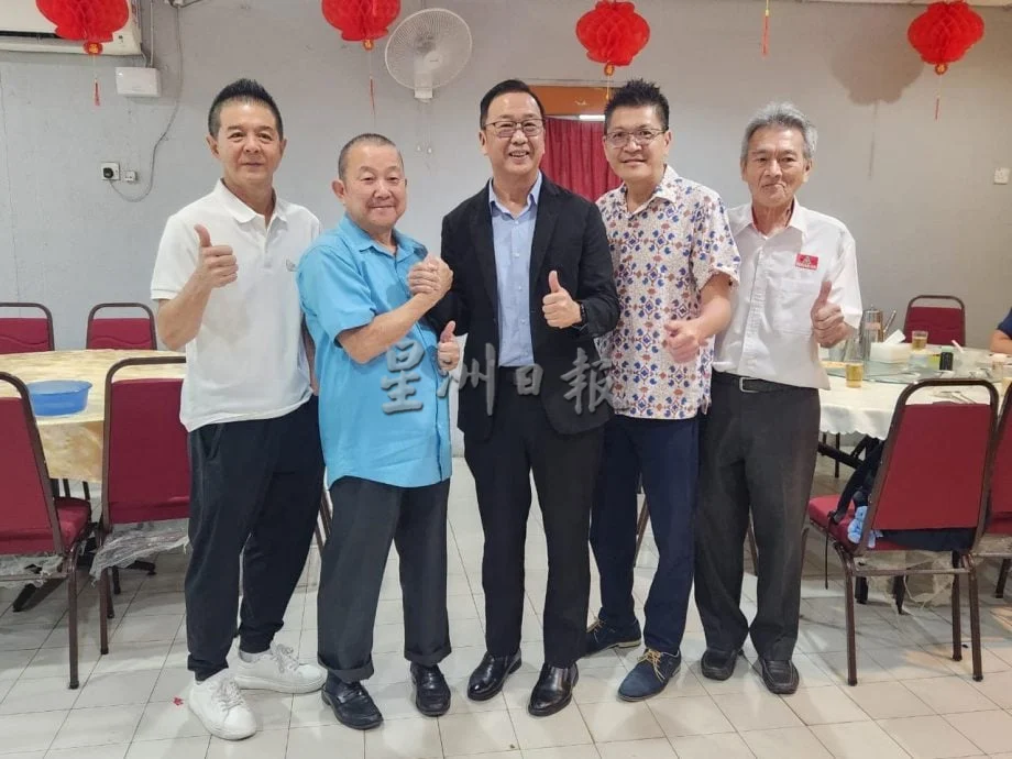 全国:民政党全国主席拿督刘华才澄清,登州卡拉OK营业至晚上10时的规定仅在斋戒月期间实施,至于平日营业时间则维持不变,业者仍可按照营业执照规定营业至凌晨1时。