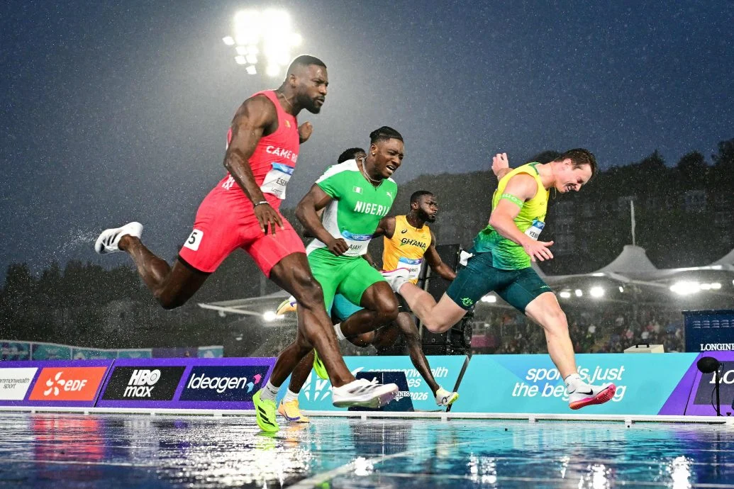 2026共运会| 大雨中仍打破28年尘封纪录 埃斯梅9.83秒当男飞人