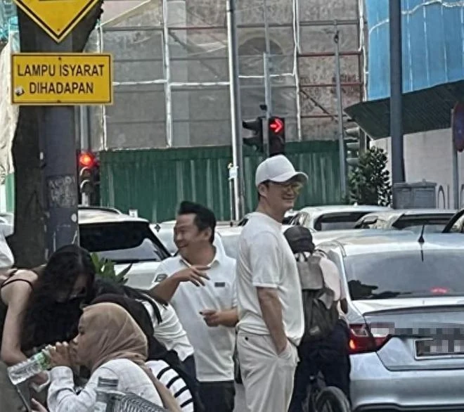 52岁吴京大马被偶遇 宠妻细节藏不住