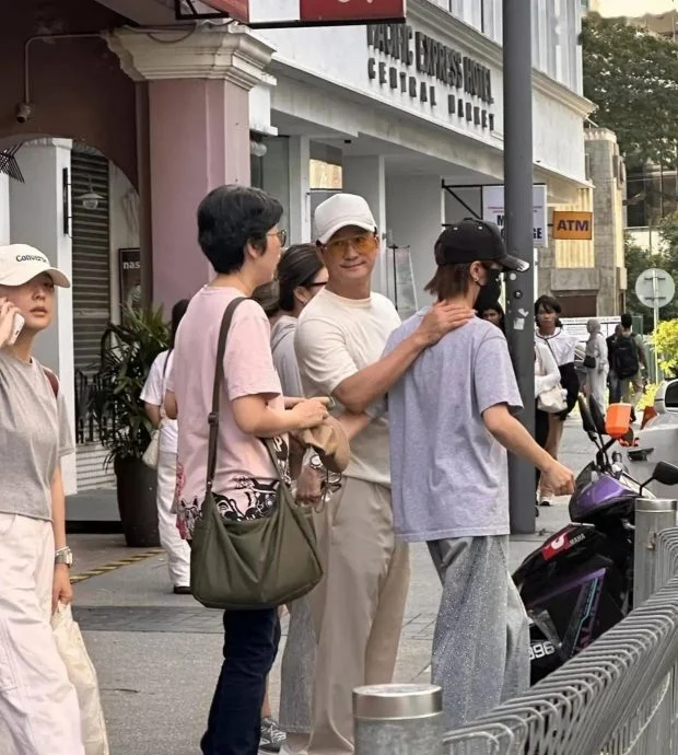 52岁吴京大马被偶遇 宠妻细节藏不住