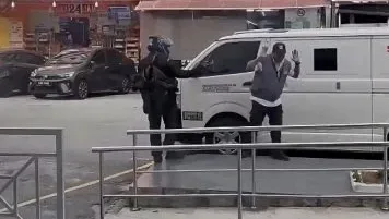 警侦破图抢解款车案  捕一嫌犯 起回保安员霰弹枪