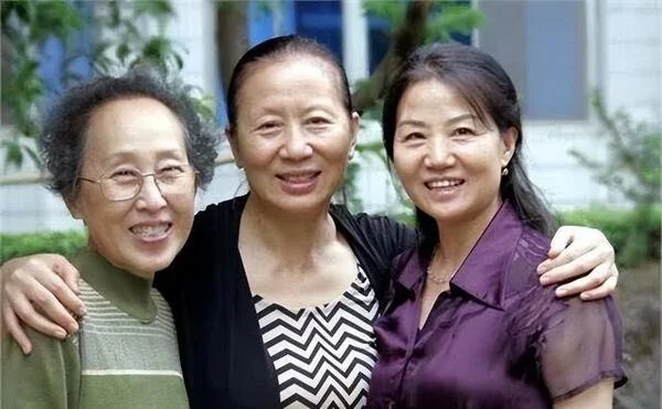 77岁“薛姨妈”李凤英病逝 《红楼梦》演员祭文追思恩师