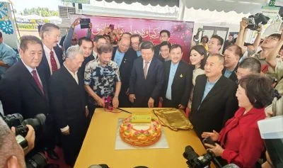 汶莱 | 苏丹切生日蛋糕 . 华社高呼“吾皇万岁”