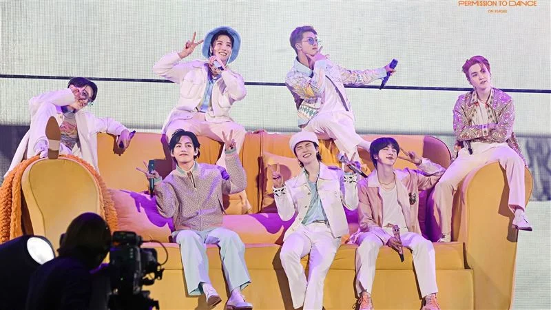 BTS单月营收5.2亿创纪录!疯狂私生饭硬闯遭判刑1年