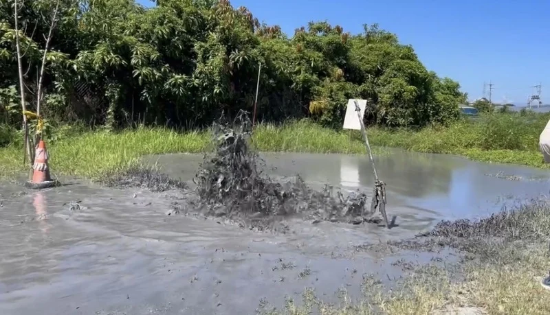 台湾屏东万丹泥火山喷发 怪手开挖引流道