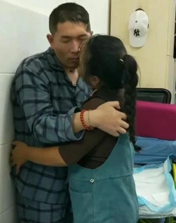 植物人夫昏迷7年!妻每天“咬脚趾唤醒他” 开口第一句话惹哭网