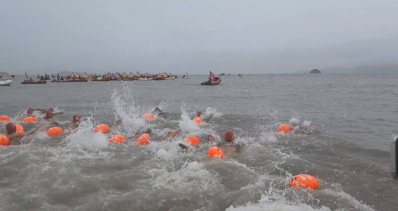 金厦泳渡接力赛登场 厦门海象不佳仅游1棒至中途