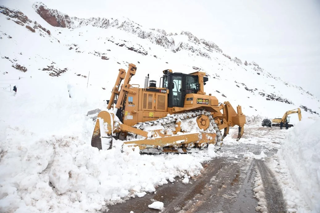 阿根廷安第斯山脉大雪 边境口岸关闭 千卡车司机被困8天