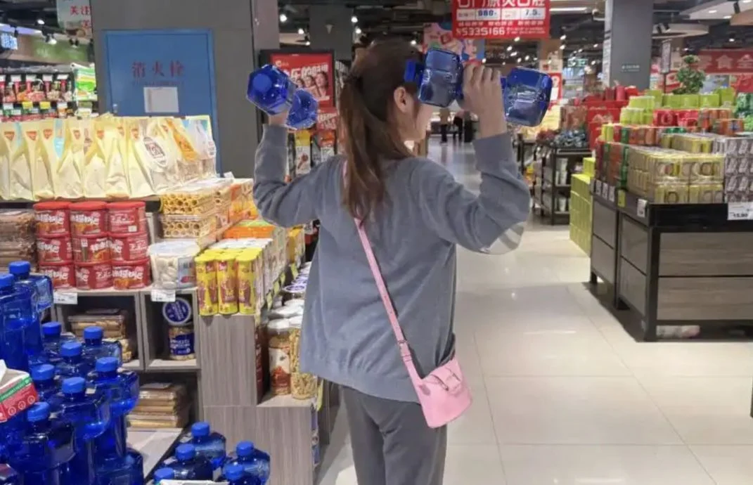 “哑铃瓶装水”横空出世 网笑:补水健身两不误
