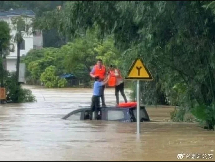 “红霞”强袭多地传灾情 广东逾71万人撤离