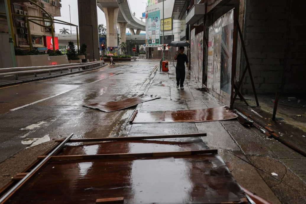 “红霞”来袭 香港航班高铁大面积取消 中发布今年首个台风红色预警
