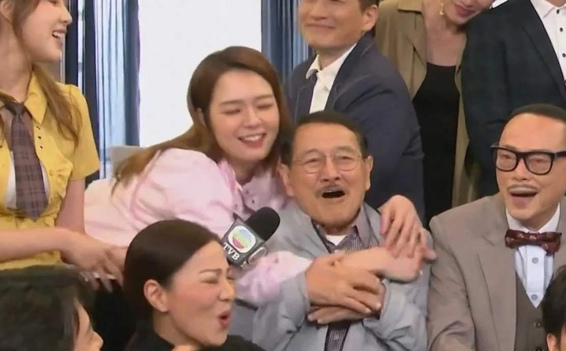 《爱·回家》杀青回看首日开工照 吕慧仪边哭边避镜头