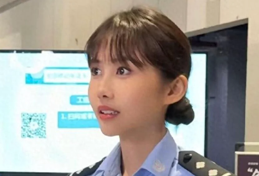 上海女警撞脸邱淑贞 出勤侧脸照“水汪汪大眼睛”意外爆红