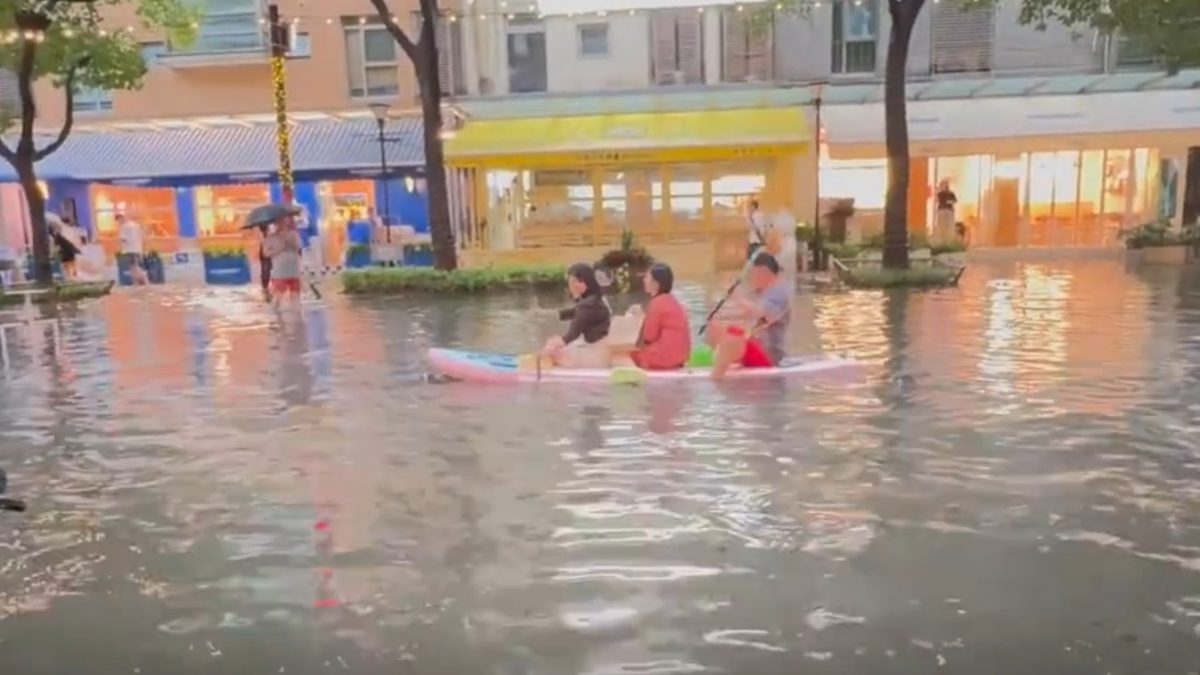 上海暴雨街道变河流 杨浦区民众划艇出门