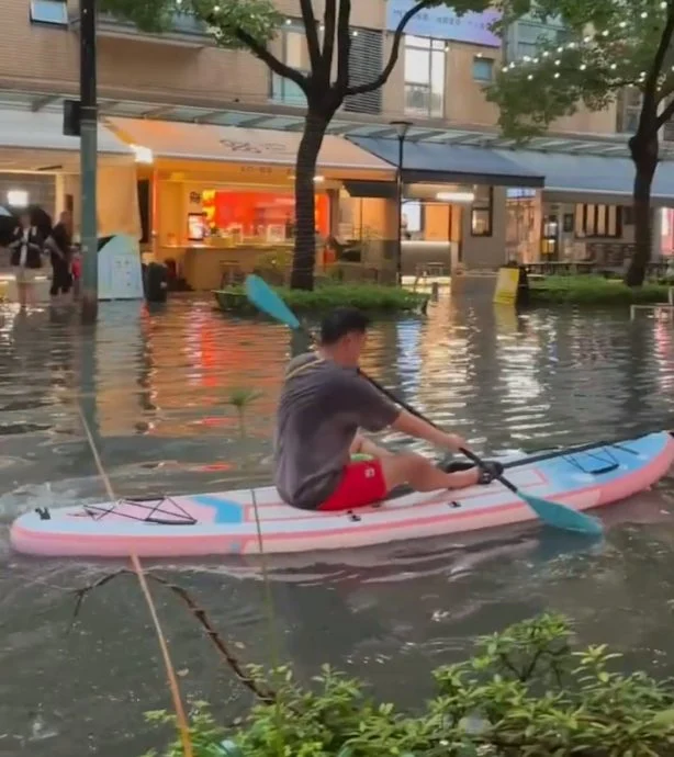 上海暴雨街道变河流 杨浦区民众划艇出门