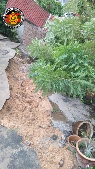 上网就好/一间住宅后院围墙今午发生坍塌 无人伤亡