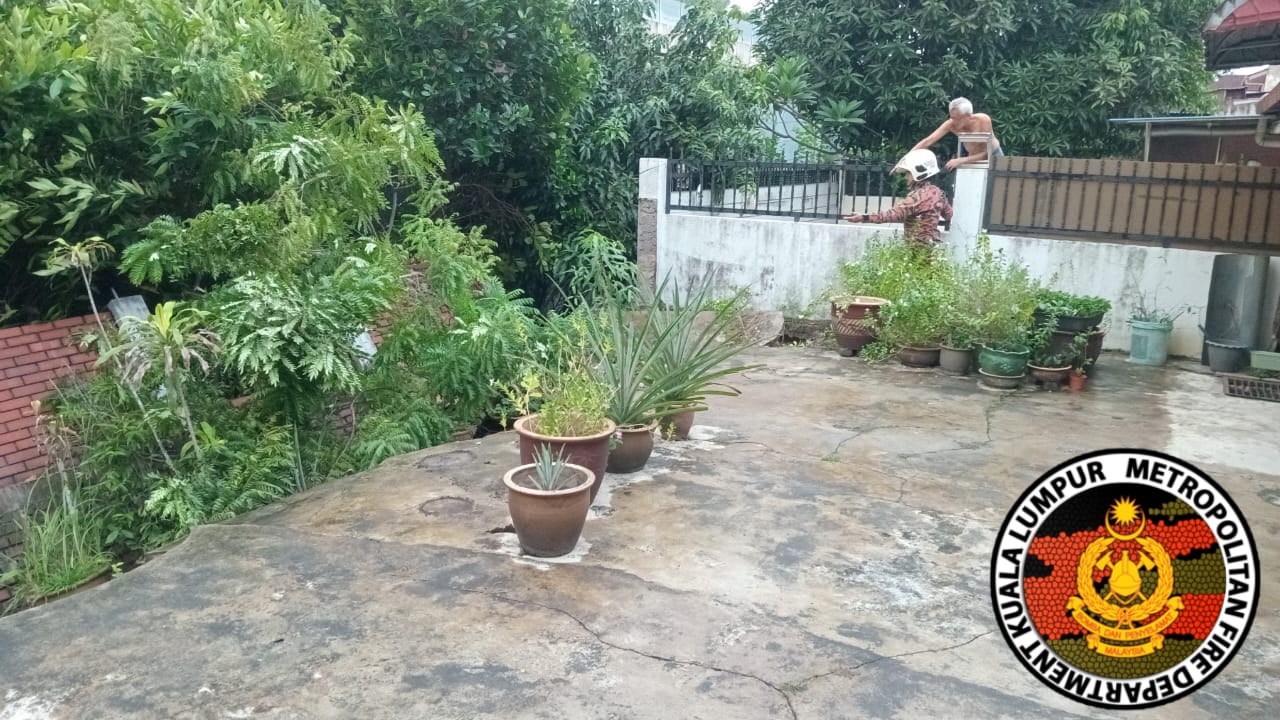 上网就好/一间住宅后院围墙今午发生坍塌 无人伤亡