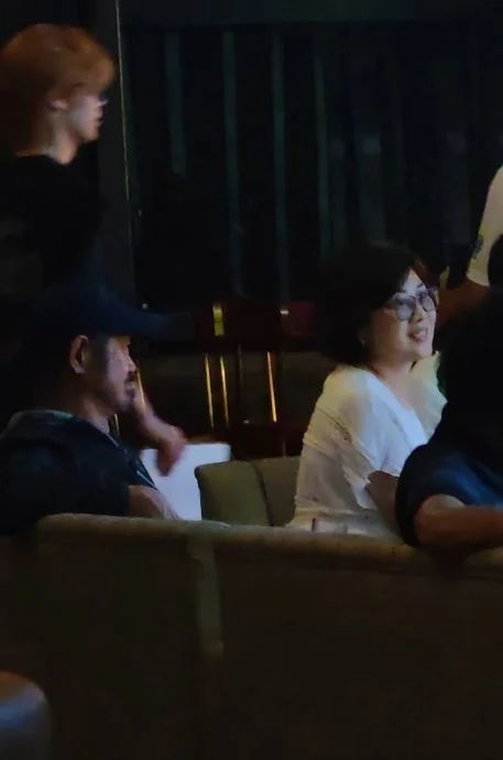与太太浪中岛度假被偶遇 元华打扮贴地无明星架子