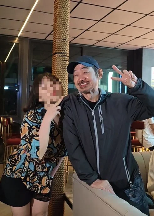 与太太浪中岛度假被偶遇 元华打扮贴地无明星架子