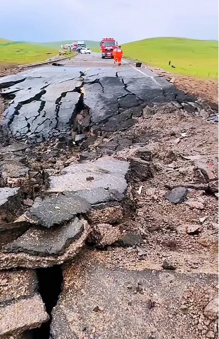 中国内蒙公路惊天爆炸冒出蕈状云 官方:2死4伤