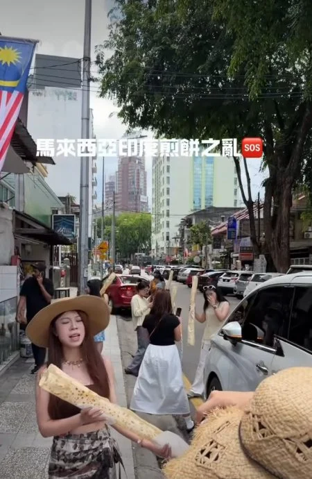 中国游客带火Roti tisu! 人手一份街头打卡全网笑疯