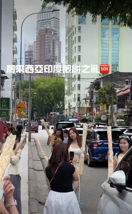 中国游客带火Roti tisu! 人手一份街头打卡全网笑疯