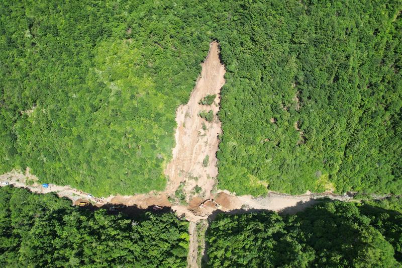 中国甘肃宕昌山体滑坡增至21死 7人轻伤