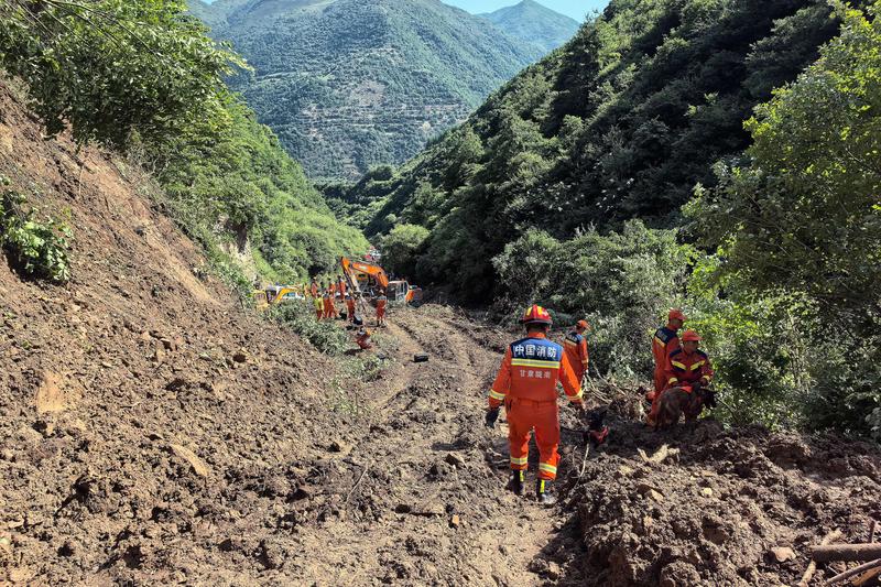 中国甘肃宕昌山体滑坡增至21死 7人轻伤