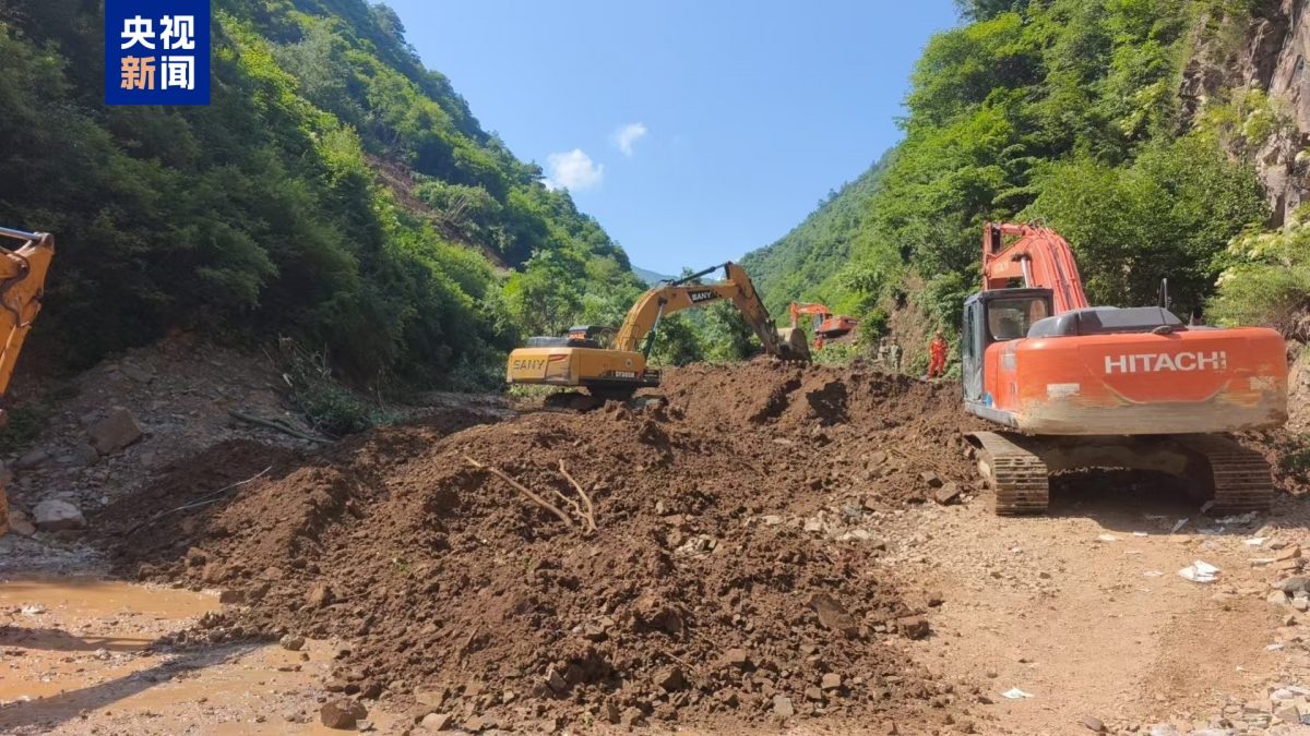 中国甘肃山体滑坡33人被埋 已救出17人