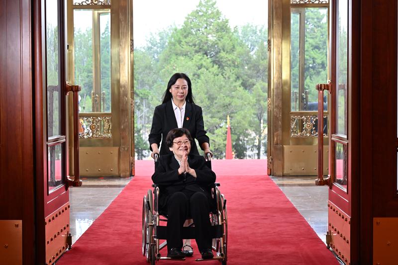 习近平︰中国被公认为和平建设者和维护者